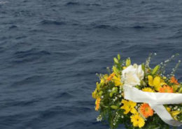 morti migranti fiori in mare naufragio