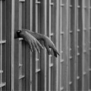 carcere_mani_sbarre