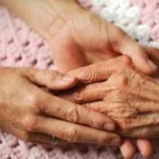 mani_cura persone Bologna città amica persone con demenza