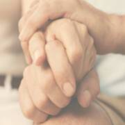 Fine vita_Suicidio assistito_malattia_conforto_mani