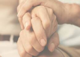 Fine vita_Suicidio assistito_malattia_conforto_mani